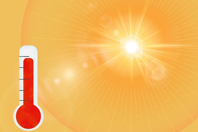 Un termómetro que indica altas temperaturas bajo el sol.
